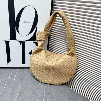 BOTTEGA
SIZE  ……… 31CM 🥰
90 dhs❣️

Zain244
♥️♥️♥️