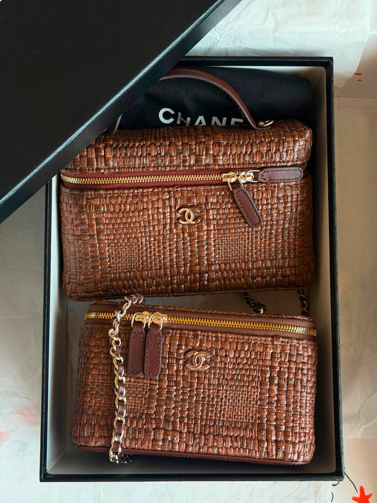 Chanel
𝐕𝐚𝐧𝐢𝐭𝐲 𝐁𝐚𝐠 𝐖𝐢𝐭𝐡 𝐂𝐡𝐚𝐢𝐧 
950 dhs✅

ETAG4
♥️♥️♥️
