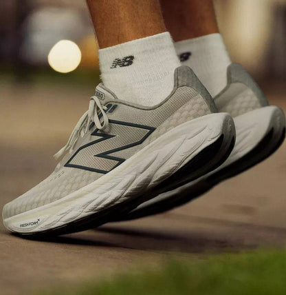 New balance fresh foam 1080V14 , Size 40 to 45 , 
250 dhs🪙🌨️

Zain196
♥️♥️♥️