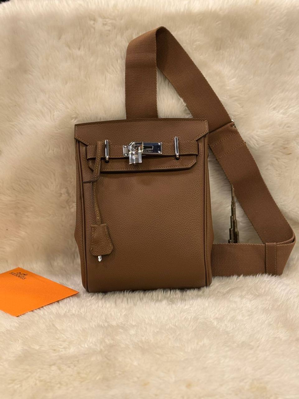 Hermes 
Master
  18Cm 

With Box
🎁🎁🎁

320 dhs✅

Zain131
♥️♥️♥️