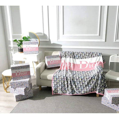 Master blanket 
Good quality 
Velvet 
Size 150*200
With boxes 🧳🧳🧳
45 dhs🪙💚

Zain99