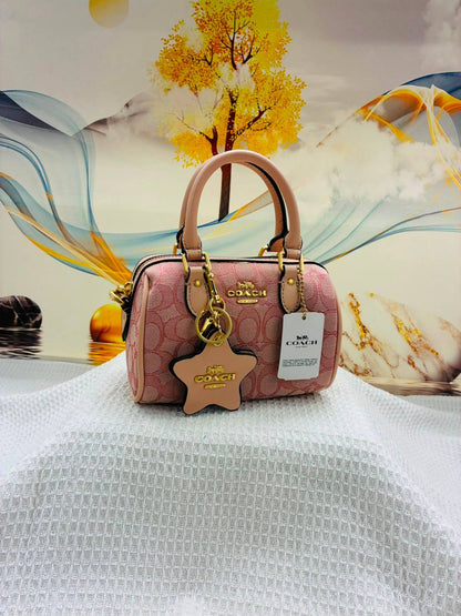 COACH

Best quality
 with box
100 dhs🇦🇪🇦🇪

size 18CM

Zain290
♥️♥️♥️