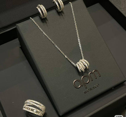 APM SET 🐦‍🔥*
Necklace ✨
Earring 🪷
Ring 💍 size available 👇
6,7,8,9
Master quality 💯
With normal boxes 📦 
180 dhs🪙💚
With master box 🗃️ 
220 dhs🪙💚

Zain216
♥️♥️♥️