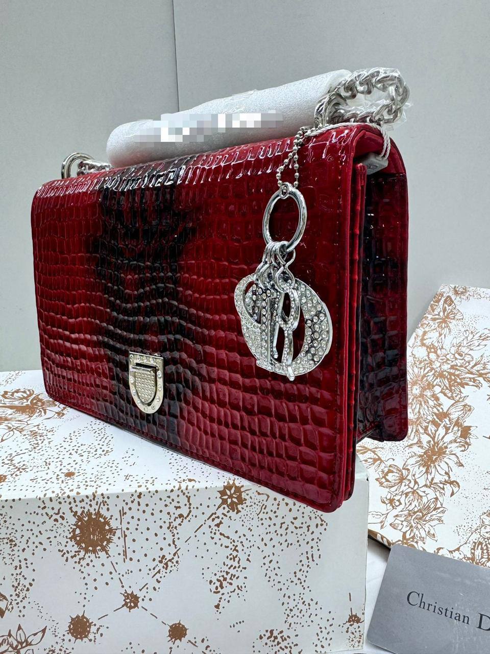 Dior diorama
Size : 25 * 16 cm

105 dhs🪙🌺

with box🎁

Zain115
♥️♥️♥️