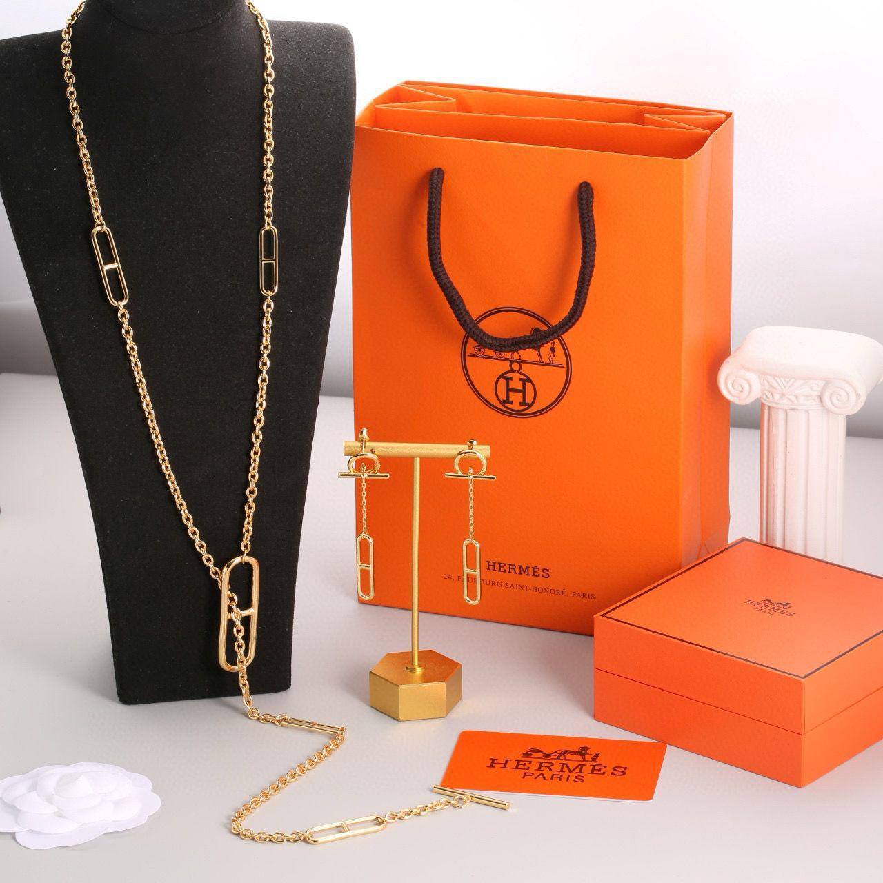 Hermes SET
NECKLACE EARRING
WITH BOX AND PAPER BAG
🎁🎁🎁

170 DHS🇦🇪

Zain89
♥️♥️♥️