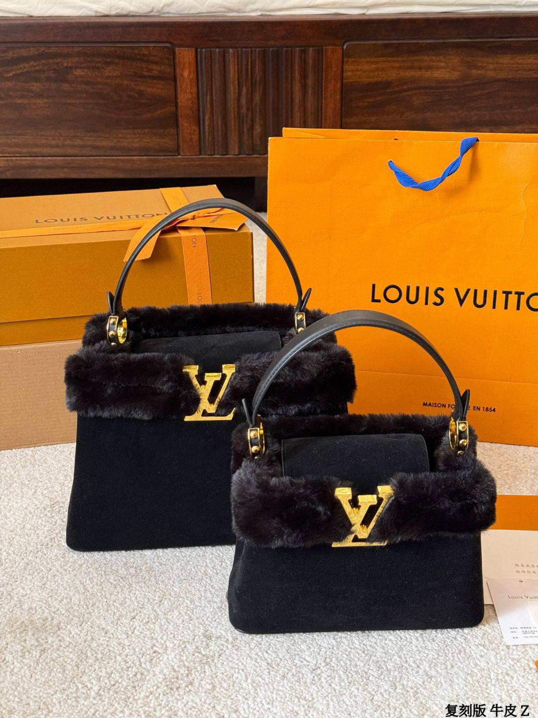 Lv 
with box 
High quality 
Small size 230 dhs✅
big size     240 dhs✅

Zain175
❣️❣️❣️