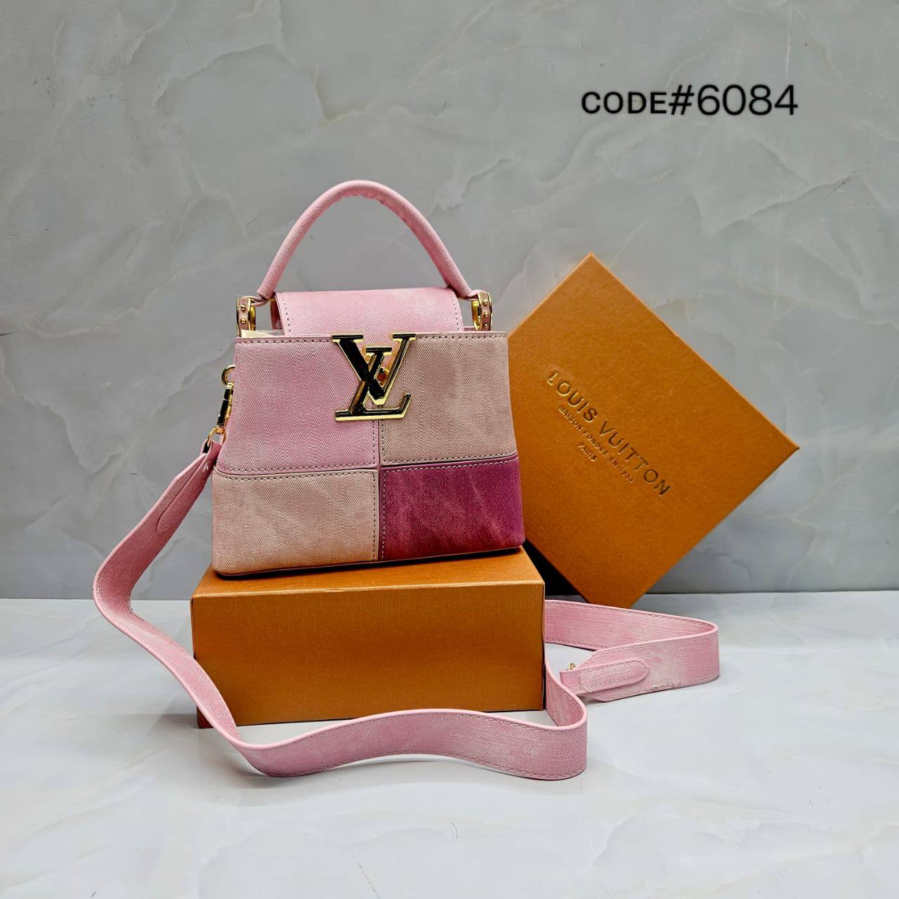 LV
ᴄᴀᴘᴜᴄᴄɪɴᴇ ᴛᴏᴘ ʜᴀɴᴅ ʙᴀɢ
ᴡɪᴛʜ ʟᴏɴɢ ʙᴇʟᴛ sᴛʀᴀᴘ
ɢᴏʟᴅ ʜᴀʀᴅᴡᴀʀᴇ
sɪᴢᴇ : 20 cm
ᴡɪᴛʜ BOX
🎁🎁🎁

70 dhs🪙💕

Zain31
♥️♥️♥️