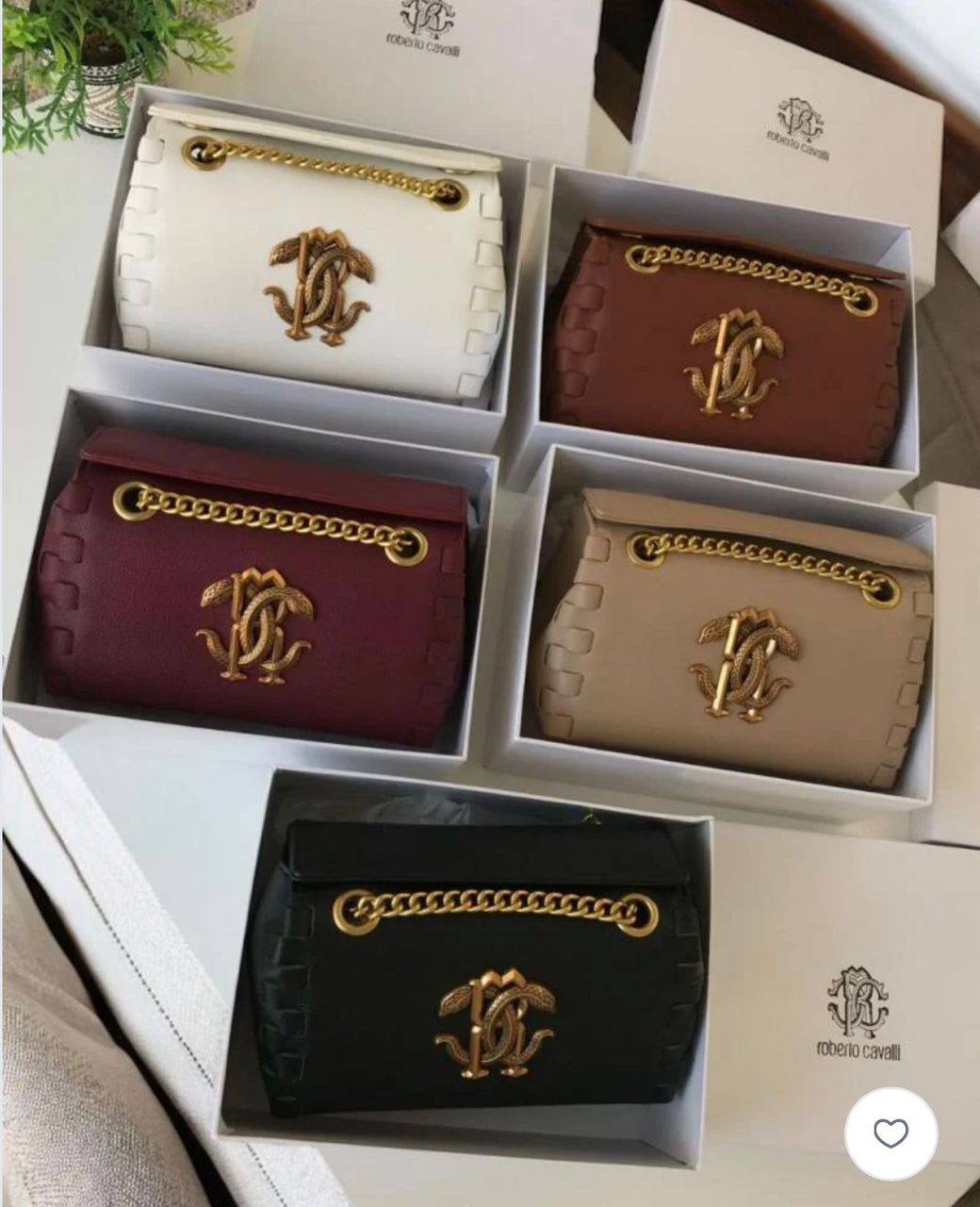 Aigner
110 dhs🪙🌨️
SIZE：20×13×10CM

Good quality

 with box
🎁🎁🎁

Zain35
♥️♥️♥️