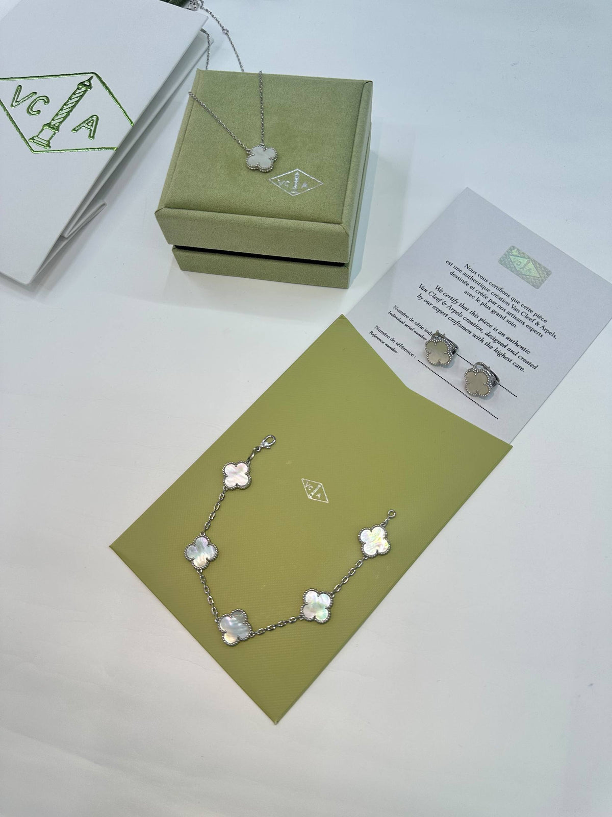 Van Cleef & Arpels🔥 Medium size🦋

 Necklace 💥
 Earring 🍁
 Bracelet 🔥

 Master quality 💯 
With normal boxes 🗃️ 
200 dhs🇦🇪🇦🇪

 With master box 🗃️
220 dhs🇦🇪🇦🇪

Zain216
♥️♥️♥️