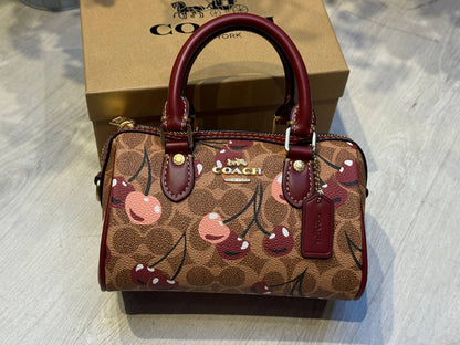 COACH 
Speedy 
18cm
95 dhs❤️ 

with Box
🎁🎁🎁

Zain44
♥️♥️♥️