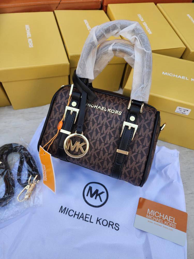 MK

Good quality 
Size:19*cm
100 dhs🇦🇪🇦🇪🇦🇪

With box 📦

Zain70
♥️♥️♥️