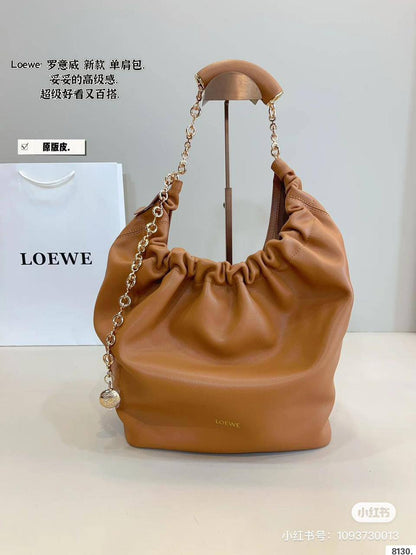 Loewe 💕💕 Master
Available colors🥰 
340 dhs❣️

Zain228
♥️♥️♥️