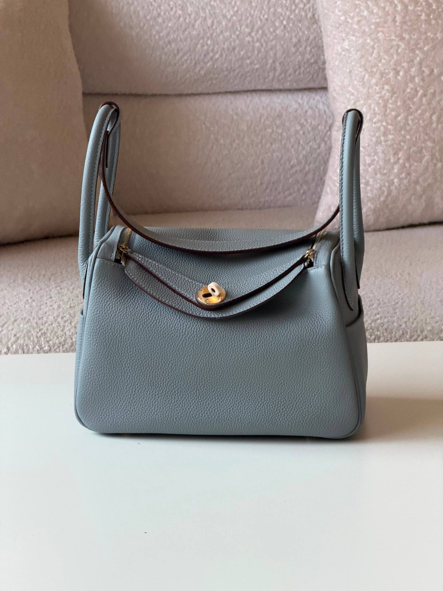 Hermes Lindy 26cm💕master quality😍with box❤️
390 dhs🇦🇪🇦🇪

Zain52
♥️♥️♥️