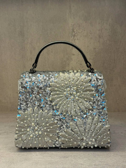 Valentino
𝐕𝐚𝐥𝐞𝐧𝐭𝐢𝐧𝐨 𝐆𝐚𝐫𝐚𝐯𝐚𝐧𝐢 𝐡𝐚𝐧𝐝𝐛𝐚𝐠 𝐞𝐦𝐛𝐞𝐥𝐥𝐢𝐬𝐡𝐞𝐝 𝐰𝐢𝐭𝐡 𝐬𝐢𝐥𝐯𝐞𝐫 𝐬𝐞𝐪𝐮𝐢𝐧𝐬 𝐚𝐧𝐝 𝐩𝐞𝐚𝐫𝐥 
960 dhs✅

ETAG4
♥️♥️♥️