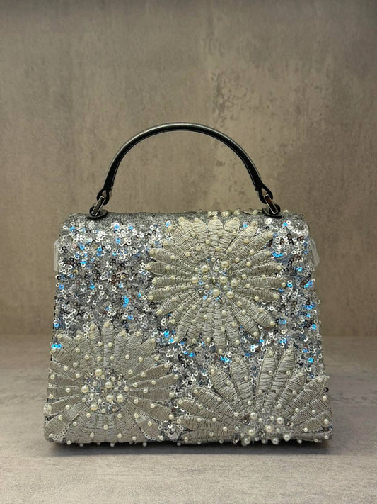 Valentino
𝐕𝐚𝐥𝐞𝐧𝐭𝐢𝐧𝐨 𝐆𝐚𝐫𝐚𝐯𝐚𝐧𝐢 𝐡𝐚𝐧𝐝𝐛𝐚𝐠 𝐞𝐦𝐛𝐞𝐥𝐥𝐢𝐬𝐡𝐞𝐝 𝐰𝐢𝐭𝐡 𝐬𝐢𝐥𝐯𝐞𝐫 𝐬𝐞𝐪𝐮𝐢𝐧𝐬 𝐚𝐧𝐝 𝐩𝐞𝐚𝐫𝐥 
960 dhs✅

ETAG4
♥️♥️♥️