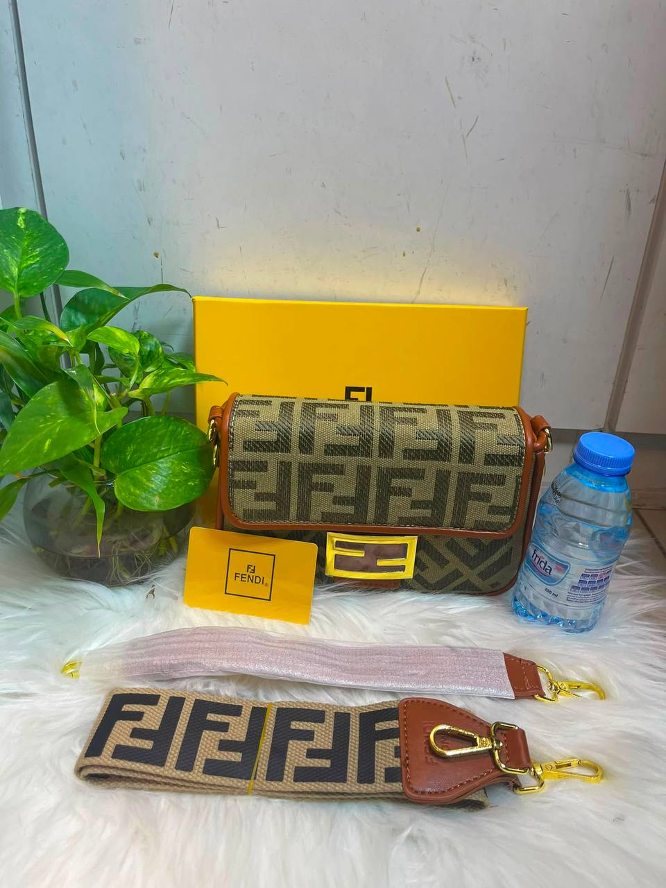 Fendi
95 dhs✅
With box
Size20cm

Zain219
♥️♥️♥️