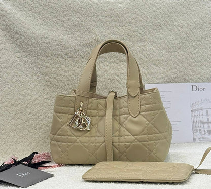 Dior 
Master
23Cm 

With Box
🎁🎁🎁

320 dhs💓

Zain131
♥️♥️♥️