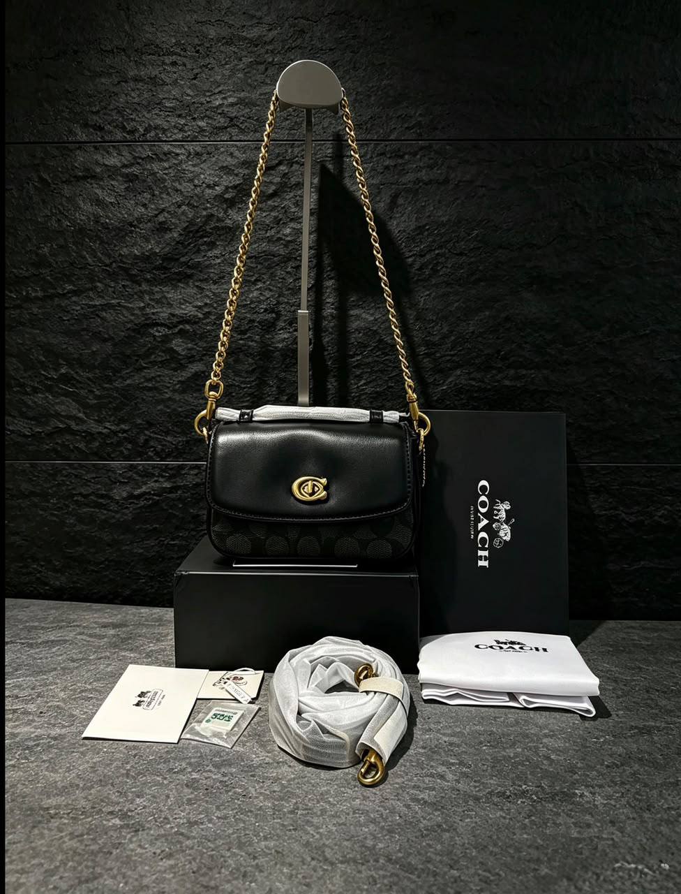 Coach

100 dhs🇦🇪🇦🇪🇦🇪

SIZE：20cm
GOOD-quality 
with box

Zain35
♥️♥️♥️