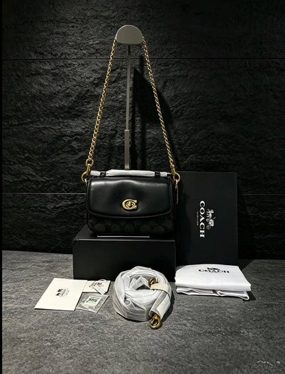 Coach

100 dhs🇦🇪🇦🇪🇦🇪

SIZE：20cm
GOOD-quality 
with box

Zain35
♥️♥️♥️