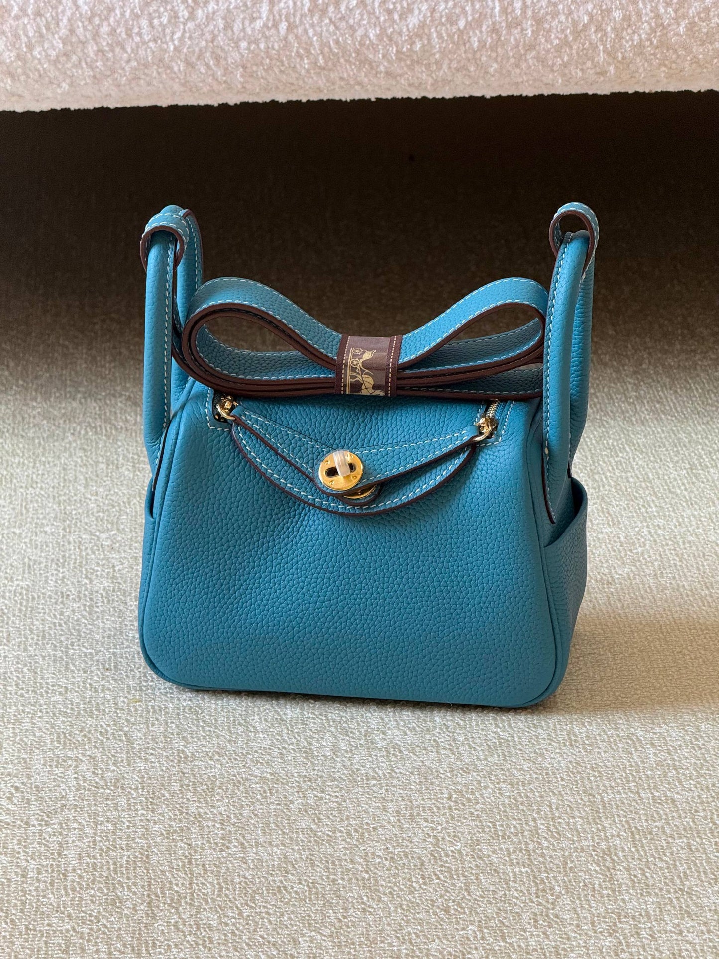 Hermes mini Lindy 18cm💥Master quality ✅with box 📦 
340 dhs✅

Zain51
♥️♥️♥️