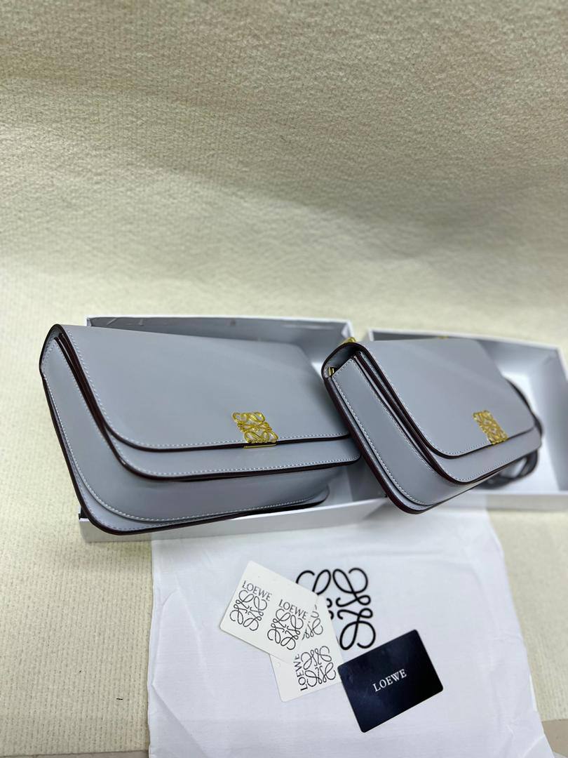 Loewe

SMALL 20cm
 85 dhs✅

BIG  24cm
90 dhs✅
with box
🎁🎁🎁

Zain213
♥️♥️♥️