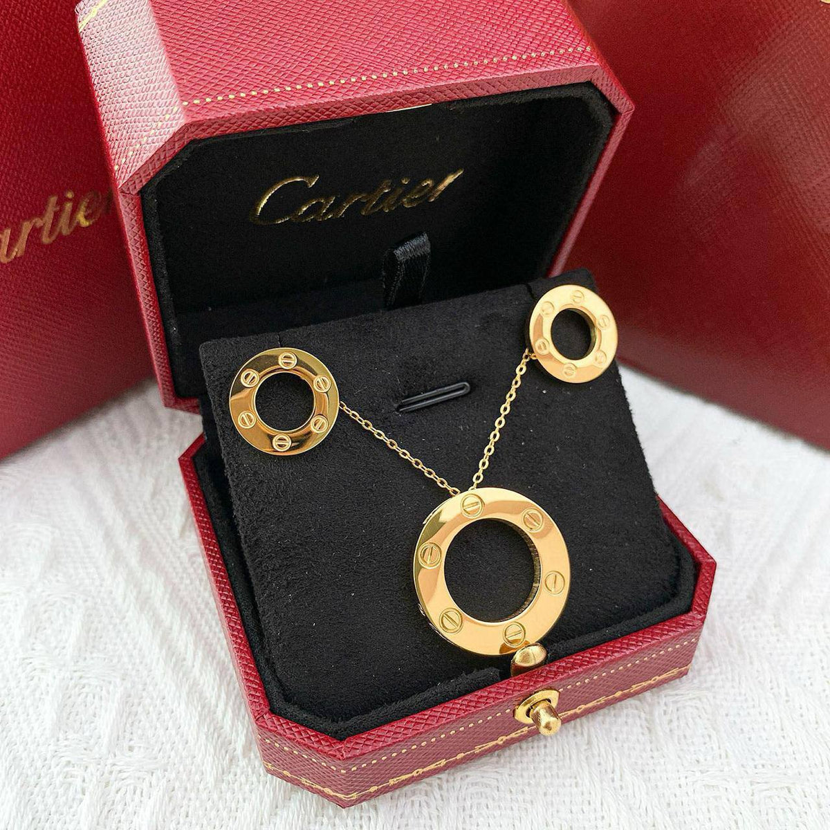 CARTIER 

MASTER
NECKLACE EARRINGS
75 dhs🇦🇪🇦🇪

WITH SMALL BOX AND PAPER BAG🎁🛍️

Zain89
♥️♥️♥️