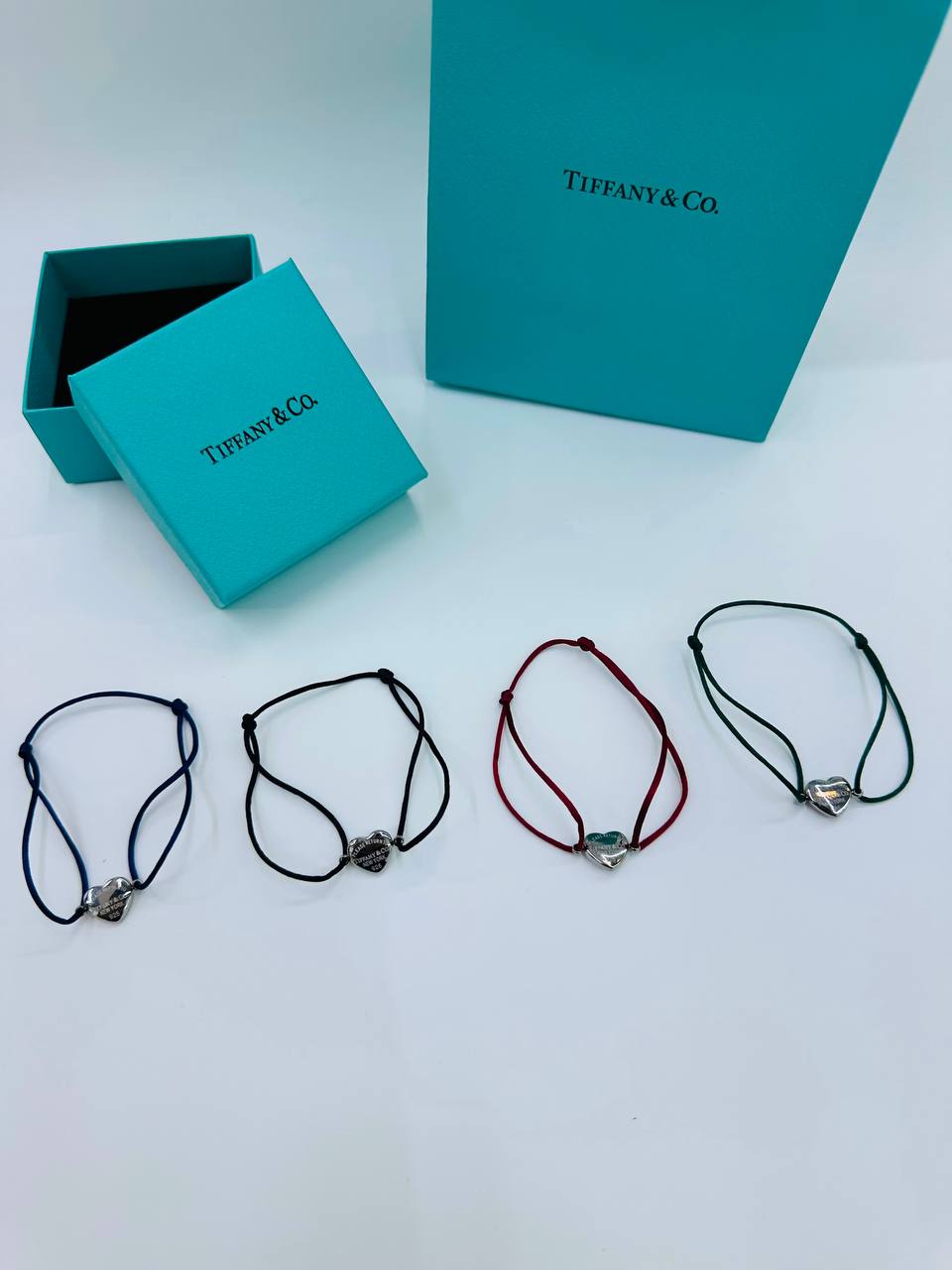 *Bracelet 😍*
Unisex 🔥
With Same box 🗃️ 
And paper bag 🛍️
20 dhs🇦🇪🇦🇪

Zain216
♥️♥️♥️