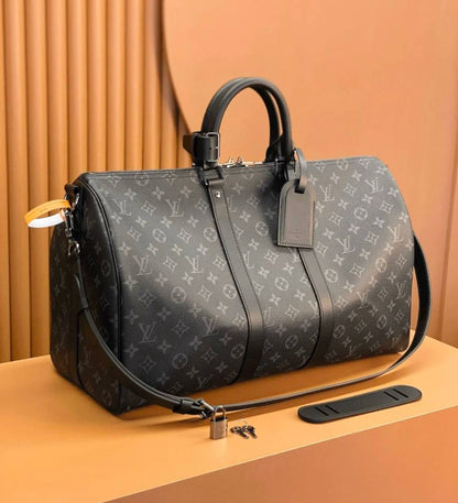 LV TRAVELLING BAG 
COPY ONE 
 50CM 
155 dhs✅

Zain295
♥️♥️♥️