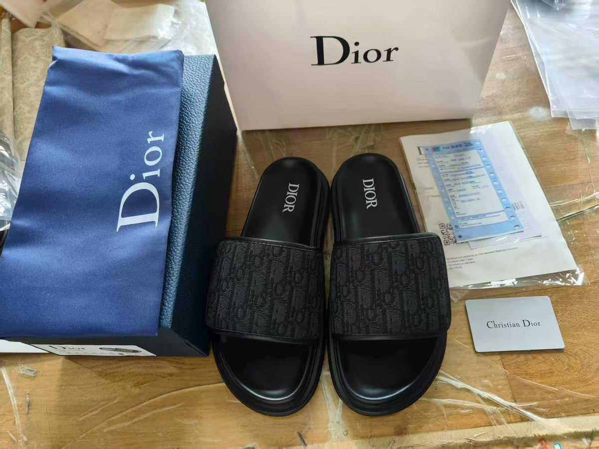 Dior
High quality 
size 40-46 
170 dhs🪙💕

Zain132
♥️♥️♥️
