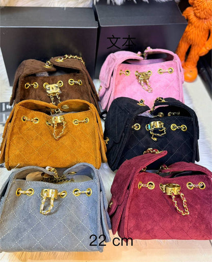 Chanel 
good quality, 
comes with box, 🎁🎁🎁
size...22 * 12 cm 
110 dhs✅
Zain12
♥️♥️♥️