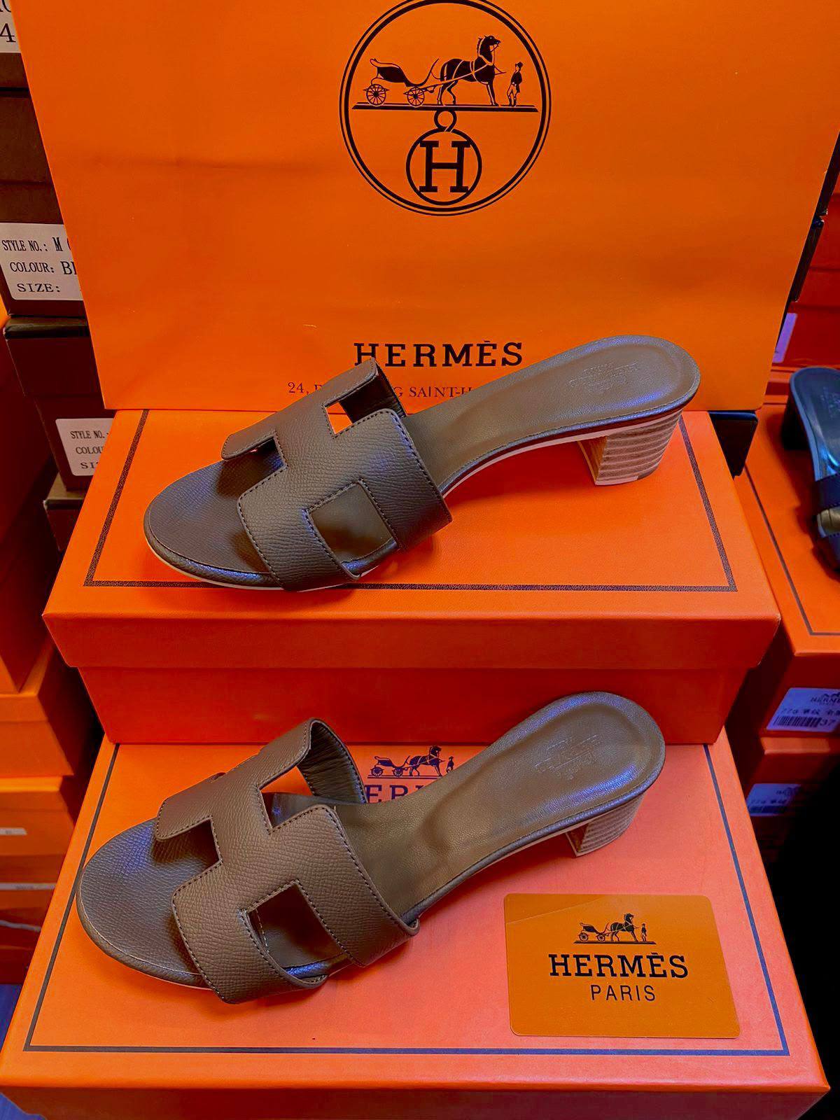 Hermes Heel New Arrived, 
Size 36 To 41
100 dhs 🇦🇪🇦🇪

Zain120
♥️♥️♥️