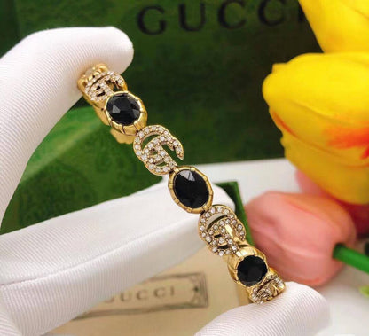 Gucci ❤️‍🔥*
Bangle 🦋
Master quality 💯
With normal boxes 📦 
65 dhs🪙💕
With master box 🗃️ 
85 dhs🪙💕

Zain216
♥️♥️♥️