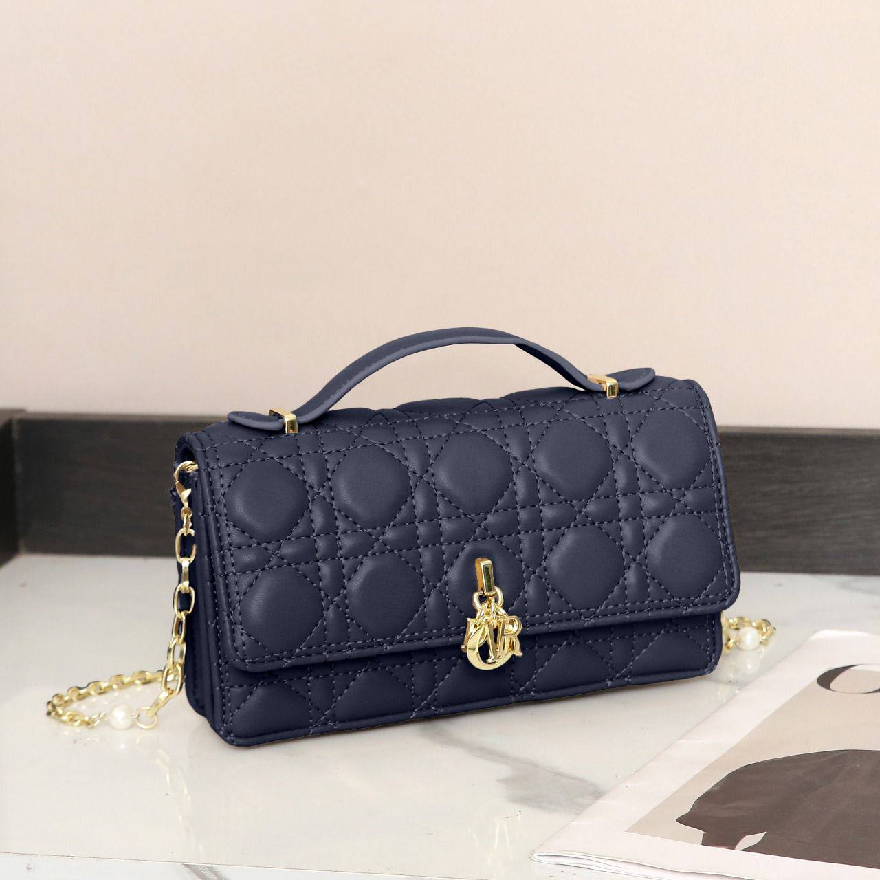 Dior
Best quality with box’s 
110 dhs✅
size 21 cm

Zain290
♥️♥️♥️