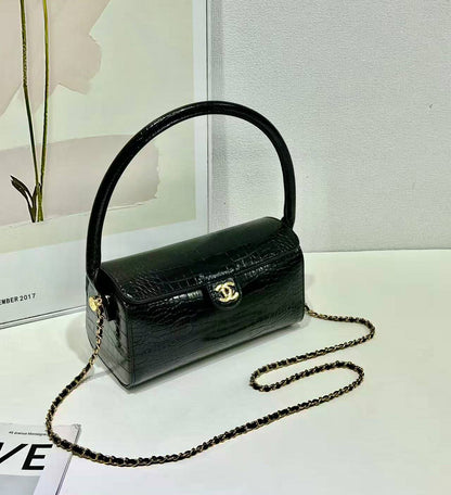 CHANEL 

NEW DESIGN 
GOOD QUALITY 
110 dhs🇦🇪🇦🇪

Zain39
♥️♥️♥️