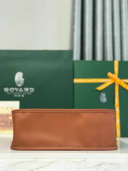 Goyard Musette 
Size 28 cm

For Price 👇 WhatsApp✅
0568585901 
0507557372
0552275751 Owner Zain 👌

Zain274
♥️♥️🇦🇪