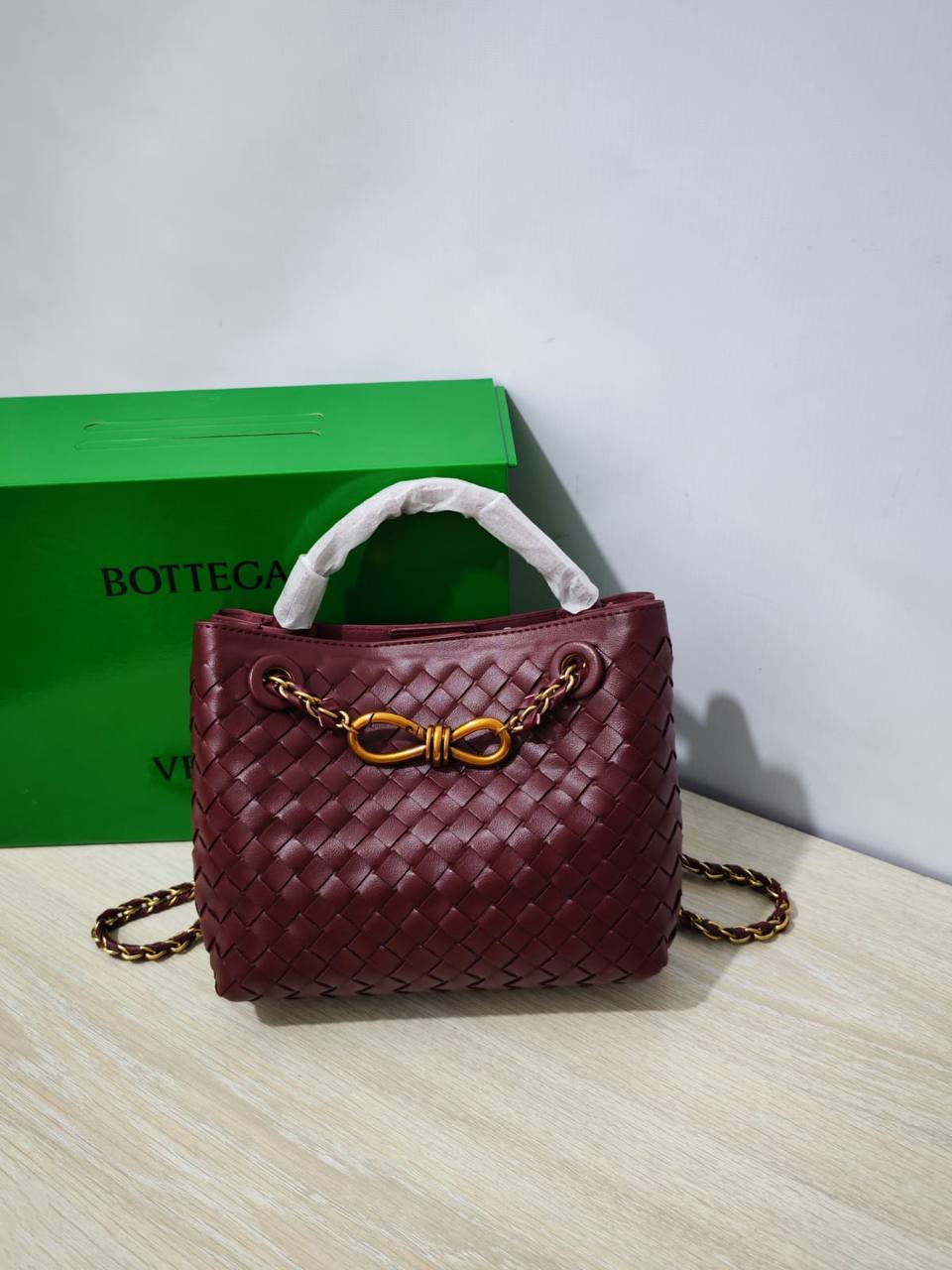 Bottega
100 dhs🇦🇪🇦🇪
with box

Zain26
♥️♥️♥️