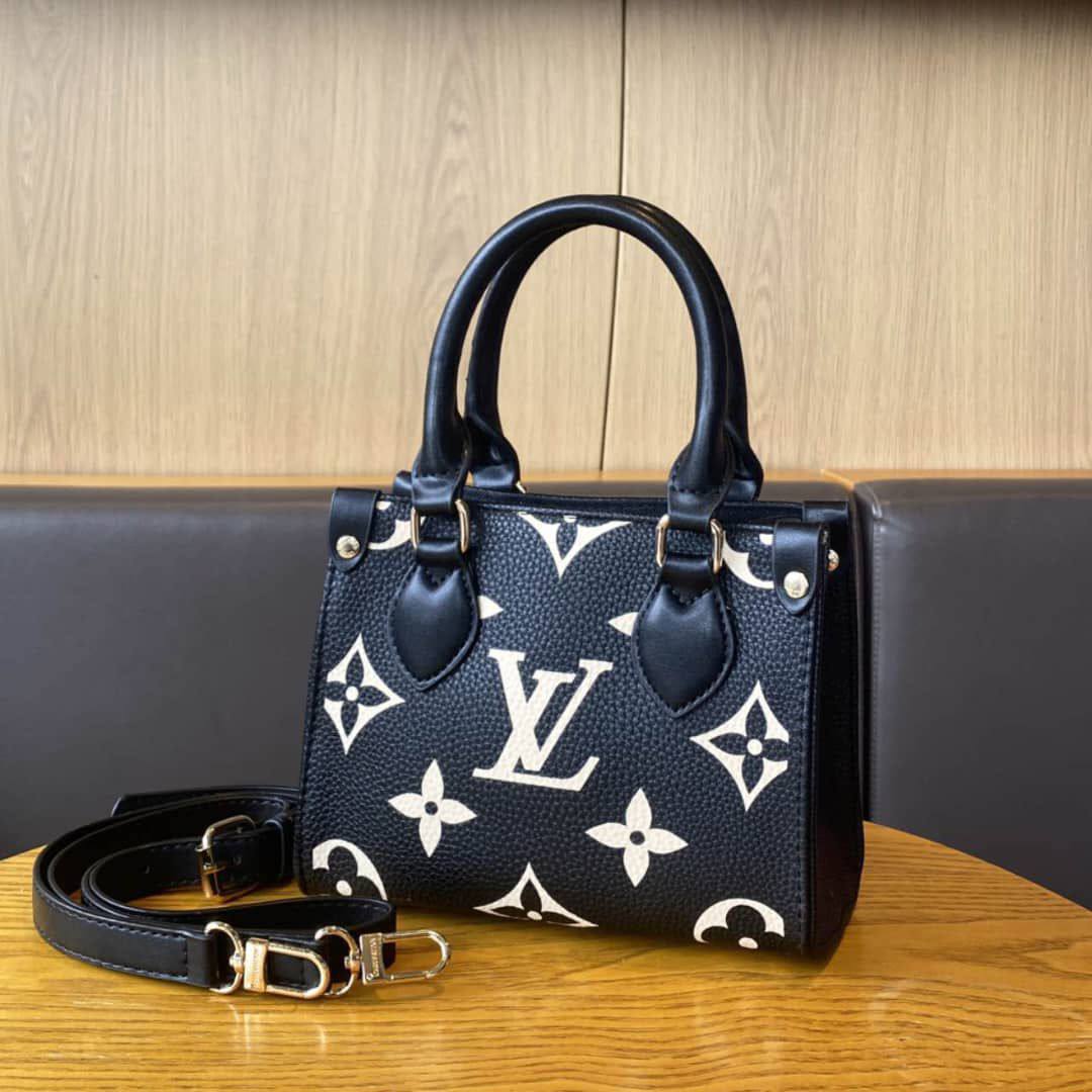 LV

Best quality 

with box
105 dhs🇦🇪🇦🇪

size 18CM

Zain290
♥️♥️♥️