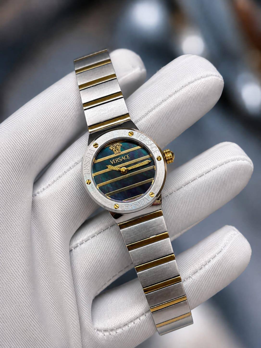 Versace 

watch for ladies 

good quality 
230 dhs🇦🇪🇦🇪

Zain59
♥️♥️♥️