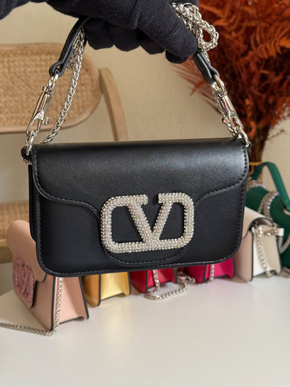 VALENTINO
20cm
350 dhs❣️
Top quality 
With box🎁

Zain167
♥️♥️♥️