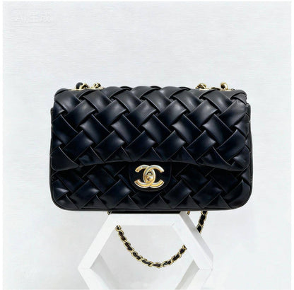 CHANEL 
COPY ONE 
WITH BOX 
140 dhs✅

Zain39
♥️♥️♥️
