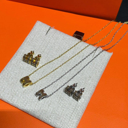 Hermes ❤️‍🔥*
Necklace 🐦‍🔥
Earring🦋
Master quality 💯
With normal boxes 🗃️ 
95 dhs🪙🌨️
With master box 📦 
115 dhs🪙🌨️

Zain216
♥️♥️♥️