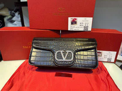 VALENTINO 
90 dhs🌺

with box
🎁🎁🎁

Zain90
♥️♥️♥️