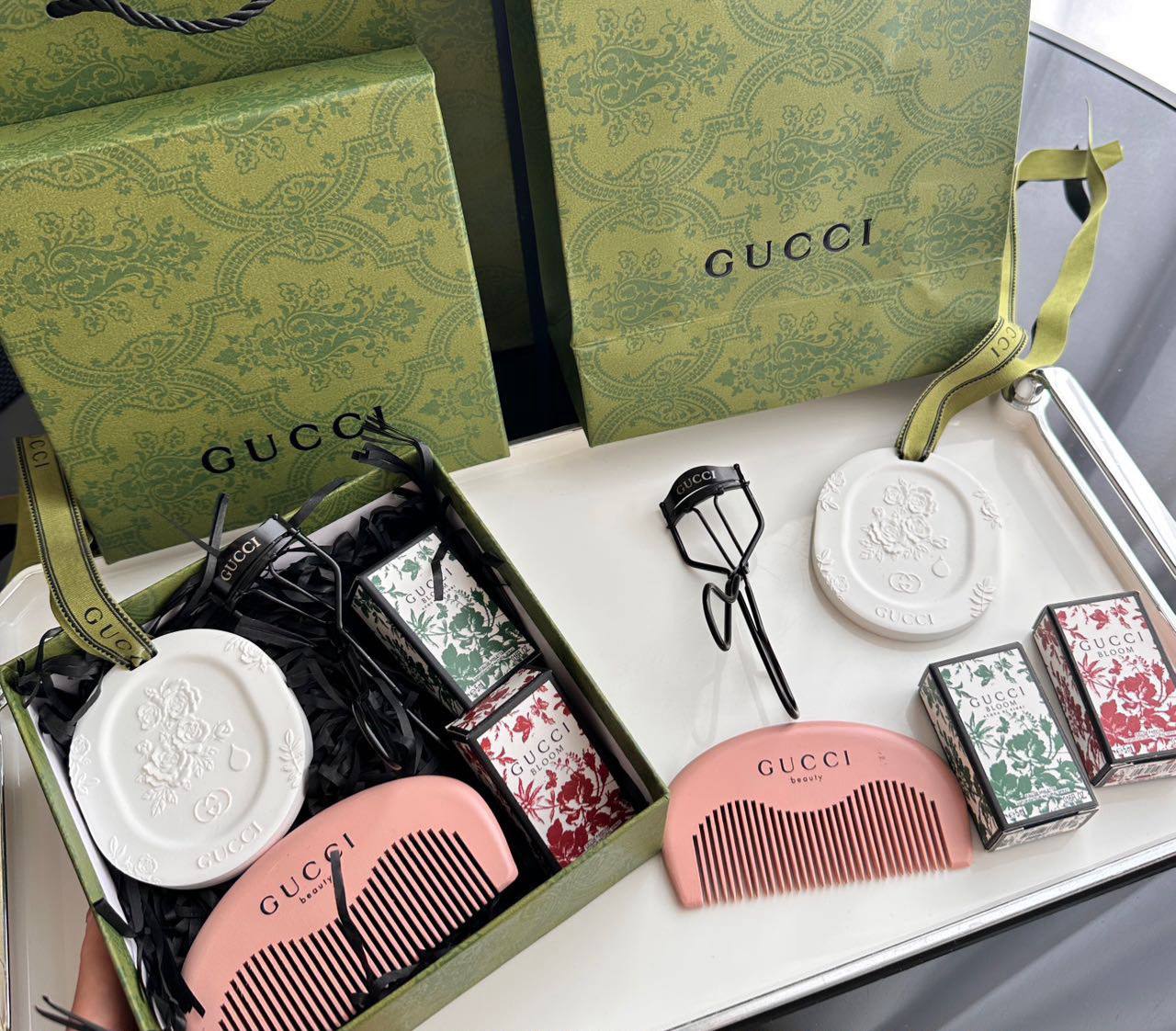 Gucci set❤️‍🔥*
 comb 🪮 
Key chain for car 🚗 
2 perfume 🦋
Eyelash curler 🐦‍🔥
In boxes 5 pieces 😳
good quality 💯
With boxes 📦 
And paper bag 🛍️
60 dhs✅

Zain216
♥️♥️♥️