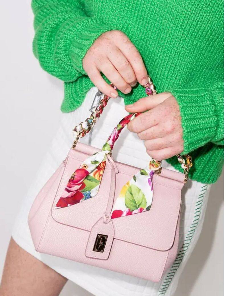 D&G
110 dhs🪙🌨️
high quality 
With box 25Cm

Zain26
♥️♥️♥️