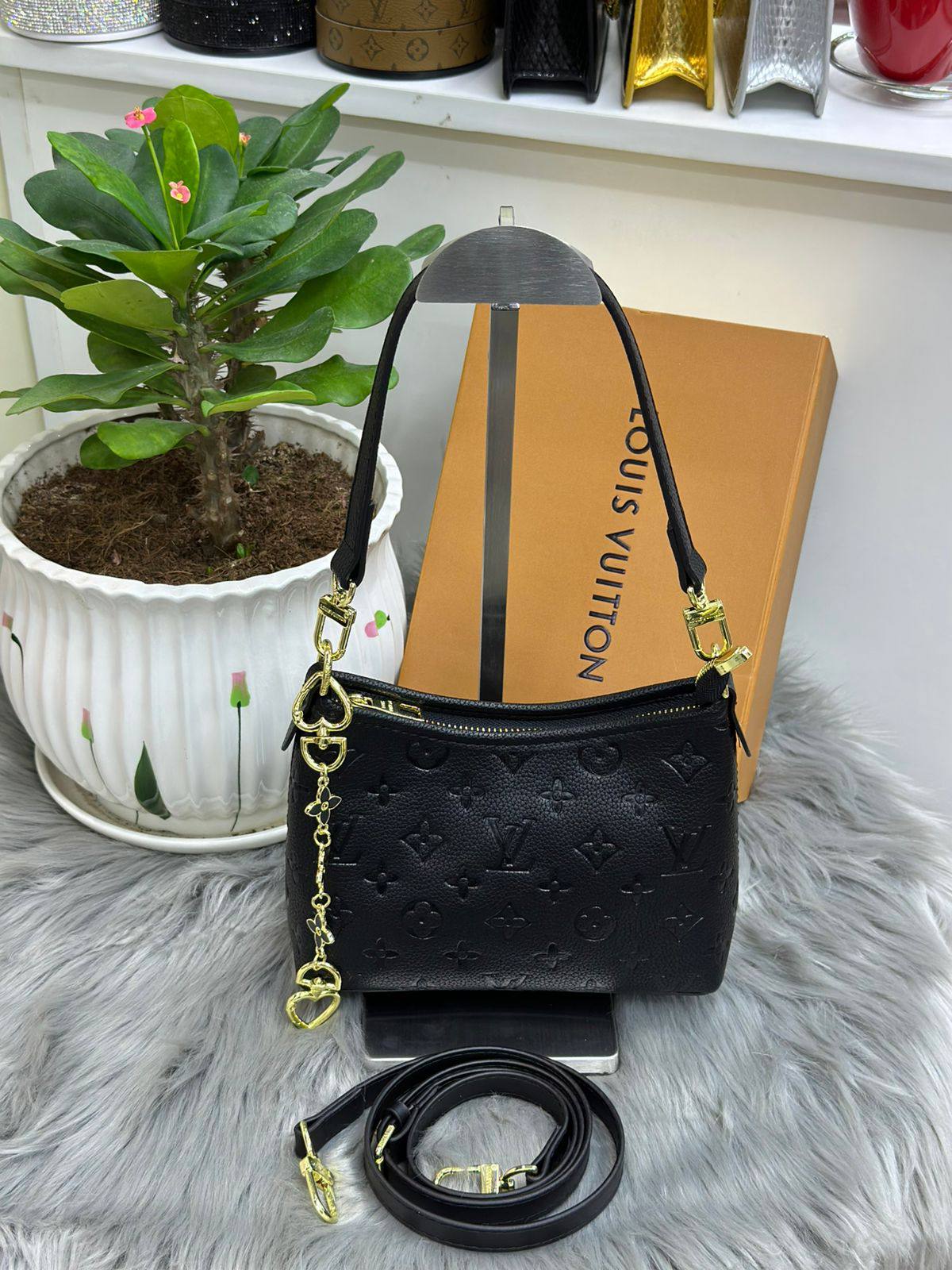 LV
SIZE  ……… 20CM🥰

90 dhs🪙🌨️

with BOX
🎁🎁🎁

Zain244
♥️♥️♥️