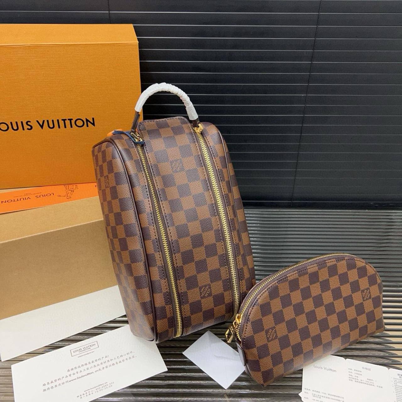 LOUIS VUITTON 
FOR MAN 
HAND BAG 
GOOD QUALITY 
WITH BOX 

80 dhs🇦🇪🇦🇪

Zain17
♥️♥️♥️