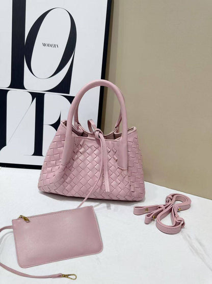 Bottega

100 dhs🇦🇪🇦🇪
With box

Size25cm

Zain219
♥️♥️♥️