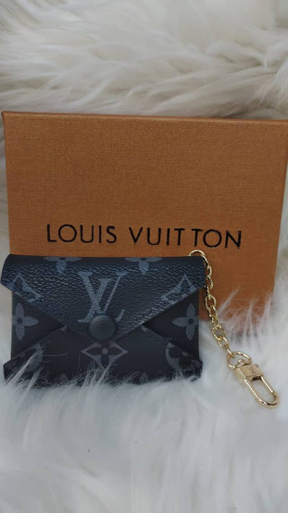 LV key holders & bags charm accessories
All sizes price 
55 dhs✅

Zain88
♥️♥️♥️