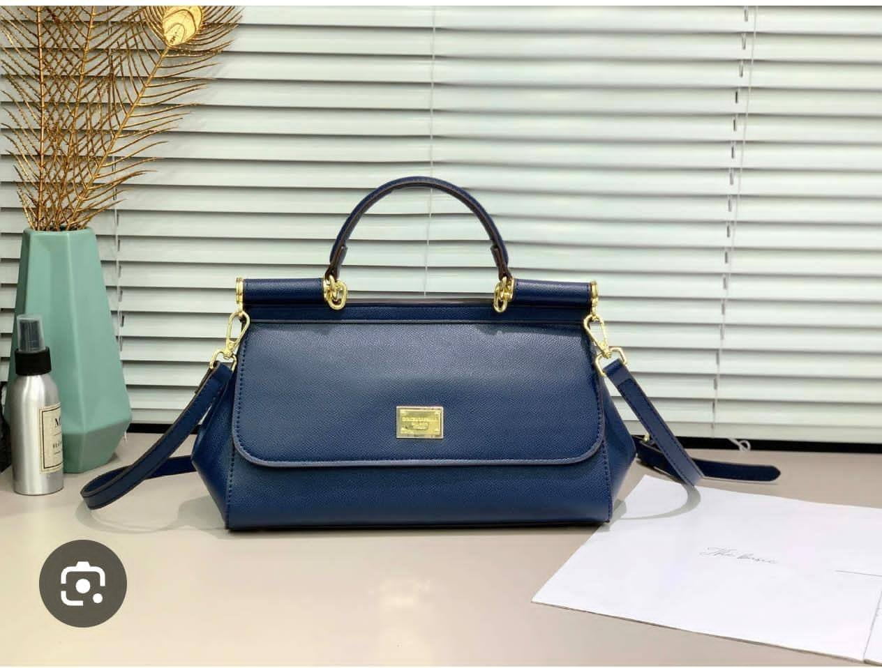 D&G
GOOD QUALITY 
110 dhs🇦🇪🇦🇪
SIZE 20CM

Zain200
♥️♥️♥️