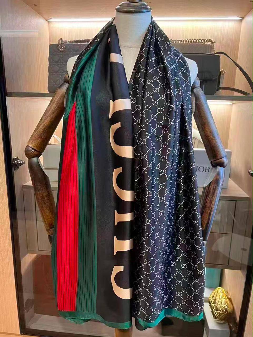 Silk scarf 
40 dhs🇦🇪🇦🇪

Zain93
♥️♥️♥️
